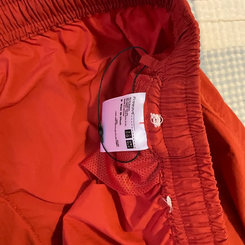 Uniqlo bold red